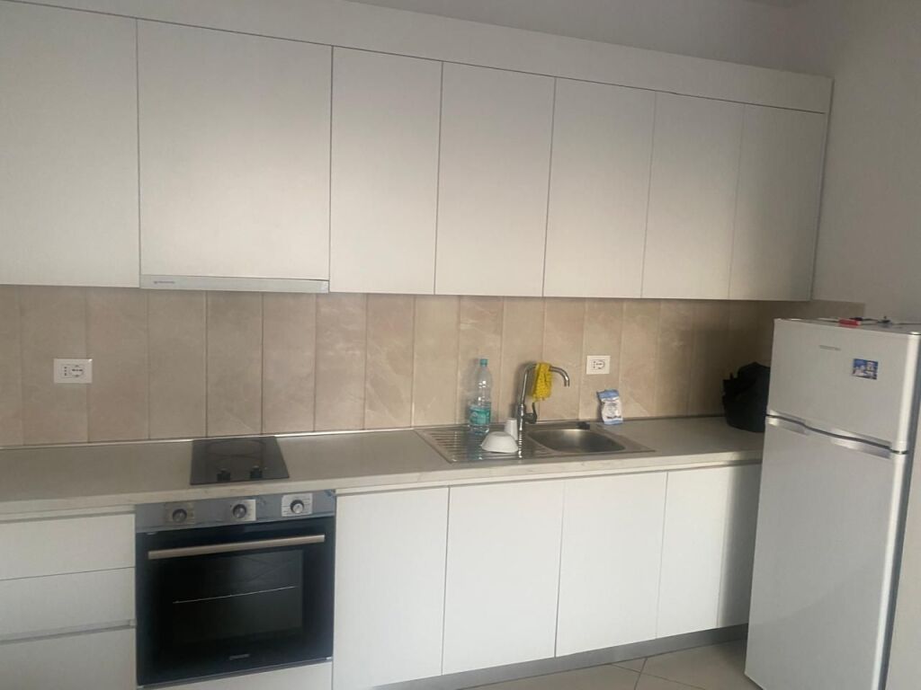 Rruga e Dibrës, pranë Ministrisë së Mbrojtjes, jepet me qira apartament 1+1+parkim, 500 Euro
