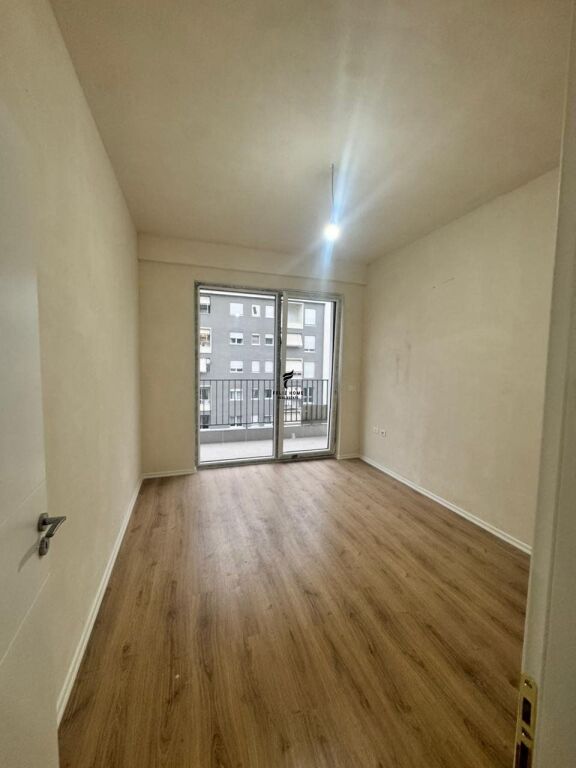 SHITET APARTAMENT 3+1+2+DEPO KOMUNA E PARISIT 375.000 EURO FH-83433