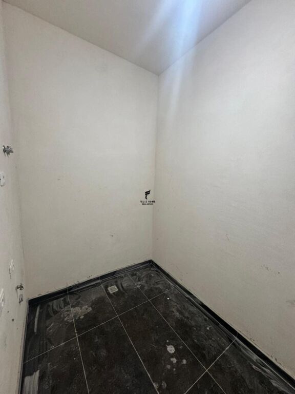 SHITET APARTAMENT 3+1+2+DEPO KOMUNA E PARISIT 375.000 EURO FH-83433