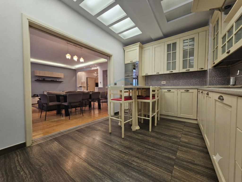 Shitet, Apartament 3+1+post parkimi, Myslym shyri, Tirane