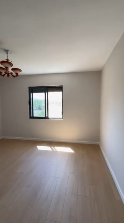 Shiter Apartament 1+1  Ali demi prane te kryegjyshata  !