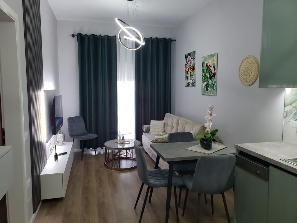 Jepet me qera apartament  1+1 + parking  Ali Dem tek Kompleksi Kadiu 2 Kati 2 ( e mobiluar)  Çmimi 45.000 lek