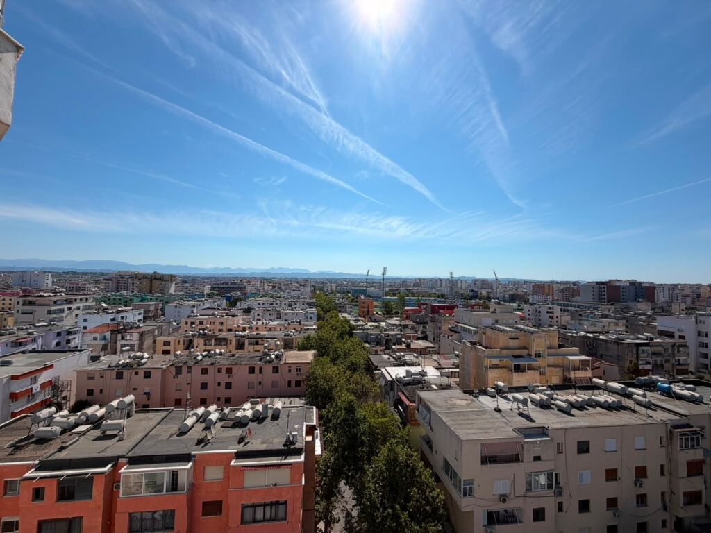 Shitet Apartament 2+1+2, afer Spitalit, Durres!