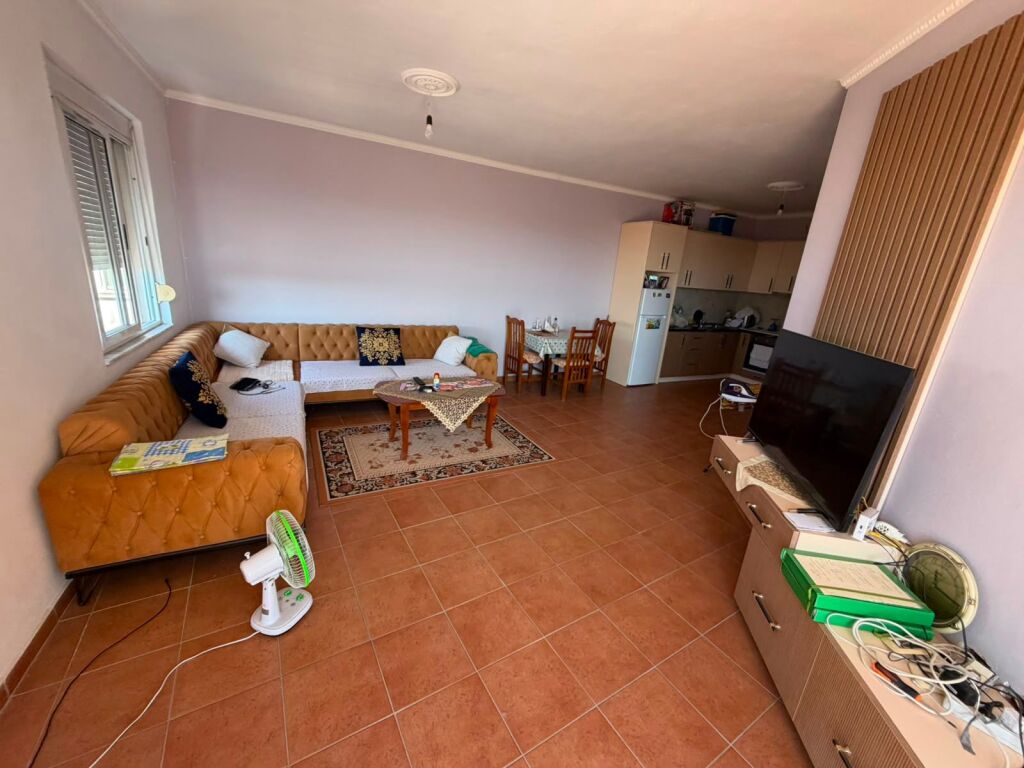 Shitet Apartament 2+1+2, afer Spitalit, Durres!