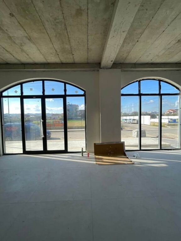 JEPET ME QERA AMBIENT KOMERCIAL 550m²– KAMEZ