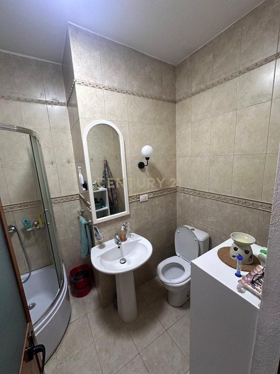 Appartamento in Affitto – Balcone con Vista Panoramica sulla Città | Posizione Eccellente a Tirana