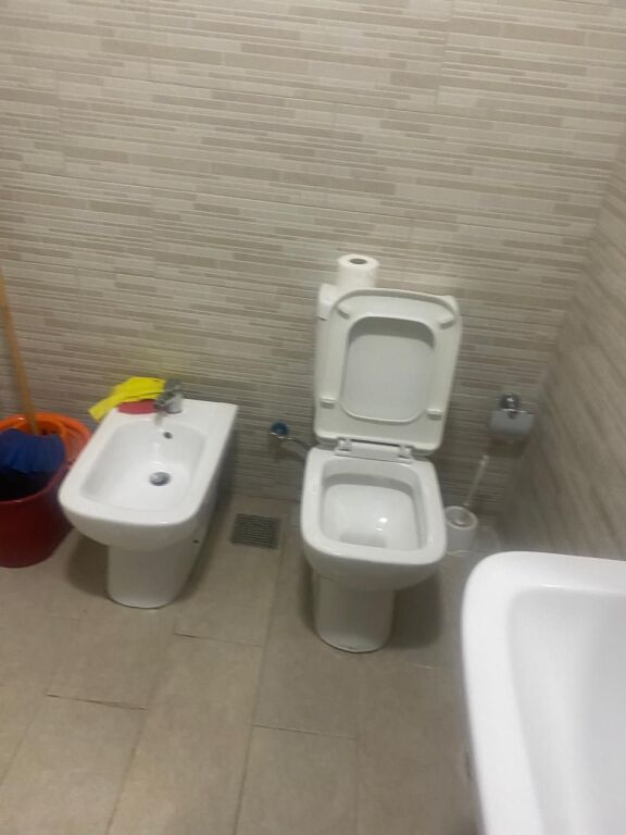 Rruga e Dibrës, pranë Ministrisë së Mbrojtjes, jepet me qira apartament 1+1+parkim, 500 Euro