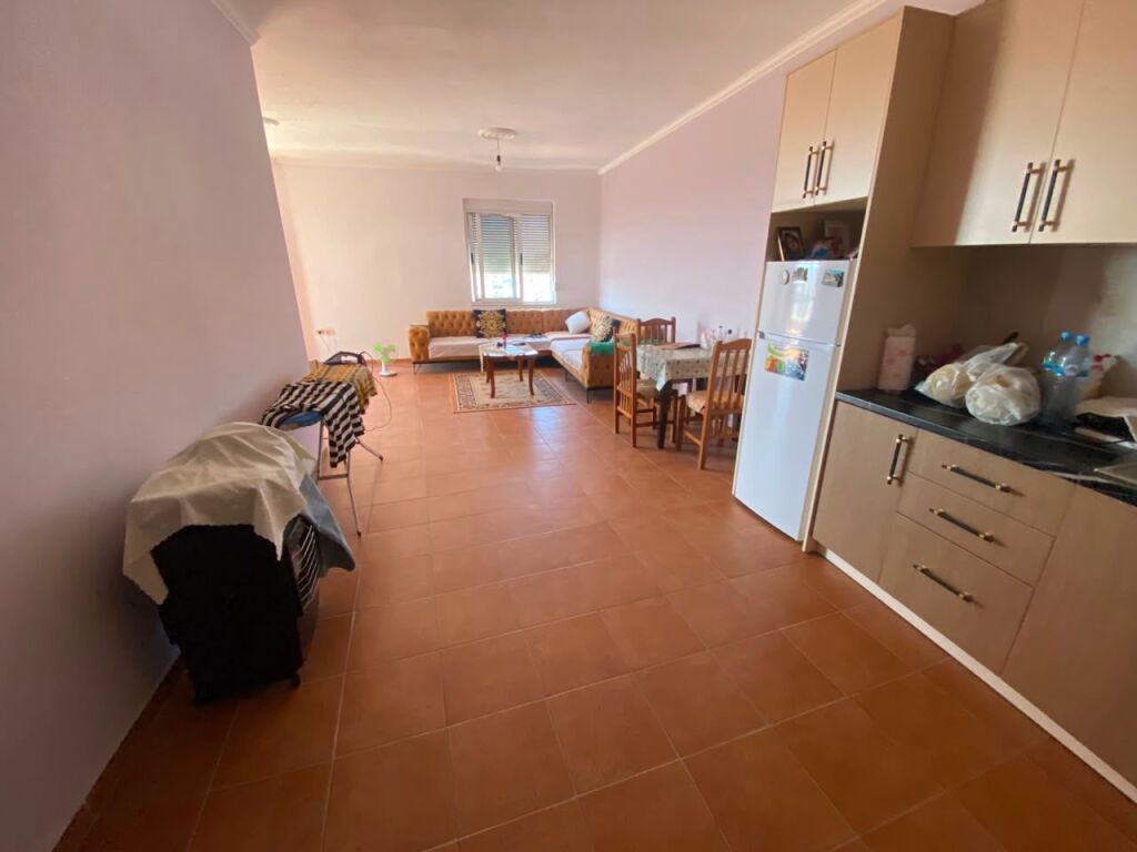 Shitet Apartament 2+1+2, afer Spitalit, Durres!
