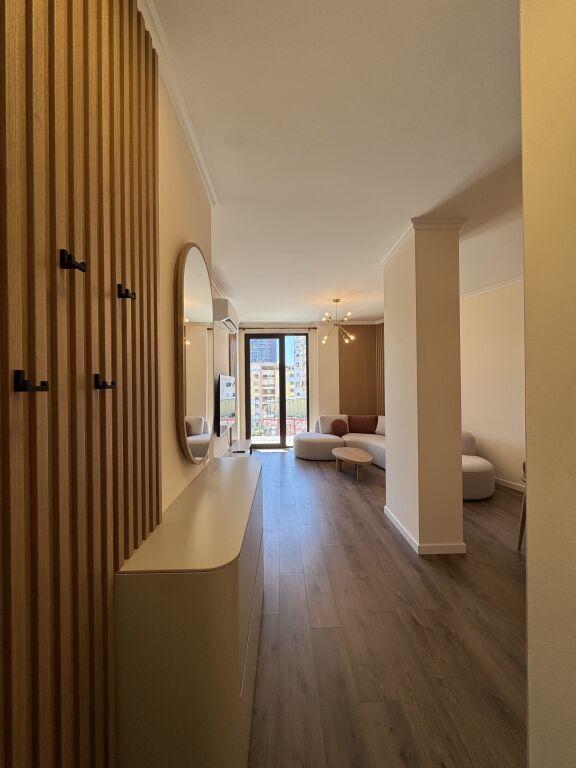 Affittasi appartamento 2+1+2 +2 balconi | Complesso Dinamo, Comune di Parigi  Piano: 5 Sup: 96m2 netto Orientamento: Ovest Nuovo edificio con ascensore  200.000 lek/mese