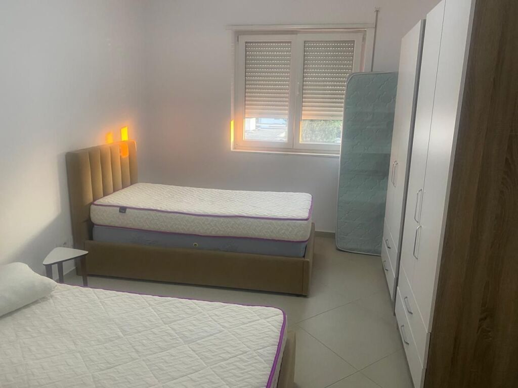 Rruga e Dibrës, pranë Ministrisë së Mbrojtjes, jepet me qira apartament 1+1+parkim, 500 Euro