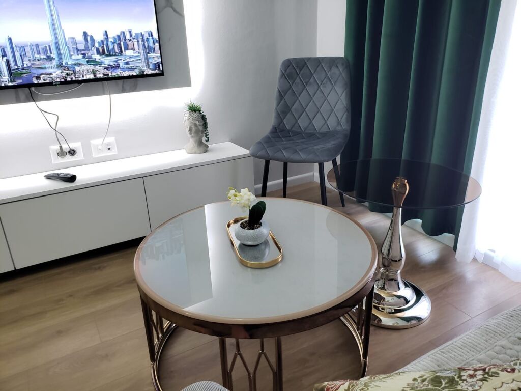 Jepet me qera apartament  1+1 + parking  Ali Dem tek Kompleksi Kadiu 2 Kati 2 ( e mobiluar)  Çmimi 45.000 lek