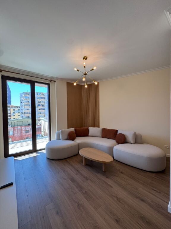 Affittasi appartamento 2+1+2 +2 balconi | Complesso Dinamo, Comune di Parigi  Piano: 5 Sup: 96m2 netto Orientamento: Ovest Nuovo edificio con ascensore  200.000 lek/mese