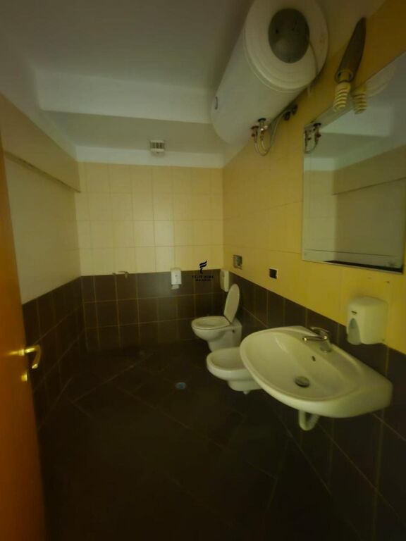 UFFICIO IN AFFITTO 258M2 SELVIA 230.000 LEKE FH-83357