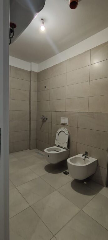 Apartment 1+1 + Veranda for Sale – Kodra e Diellit 📍 Located inside the Kodra e Diellit complex, at the extension of Kodra e Diellit 1. 📐 Gross area: 115 m² 📐 Net area: 97 m² 💶 Price: 170,000 € (1,478 €/m²) ✨ Details: ✔️ Typology 1+1 + veranda ✔️ Floor 0 ✔️ Sold empty ✔️ With ownership certificate (Registry) ✔️ Financing options with credit