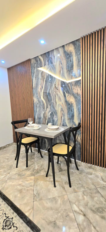 1+1 Premium pranë Shkollës së Bashkuar – Totalisht i mobiluar