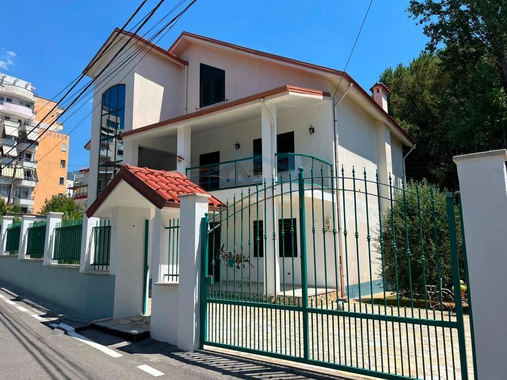 In vendita, Casa privata su 3 piani, Fresku