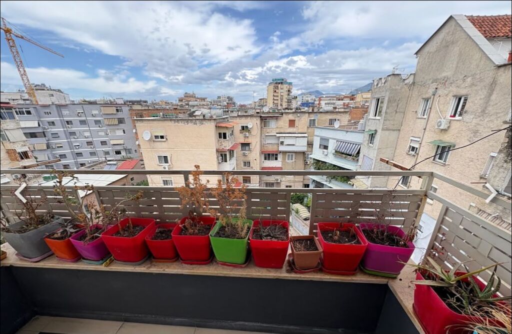 Jepet me qera Apartamenti 2+1, prane Shkolles se Baletit ( rruga Zonja Curre) 650 mije leke te vjetra