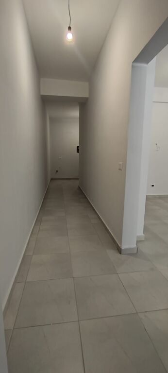 Apartment 1+1 + Veranda for Sale – Kodra e Diellit 📍 Located inside the Kodra e Diellit complex, at the extension of Kodra e Diellit 1. 📐 Gross area: 115 m² 📐 Net area: 97 m² 💶 Price: 170,000 € (1,478 €/m²) ✨ Details: ✔️ Typology 1+1 + veranda ✔️ Floor 0 ✔️ Sold empty ✔️ With ownership certificate (Registry) ✔️ Financing options with credit