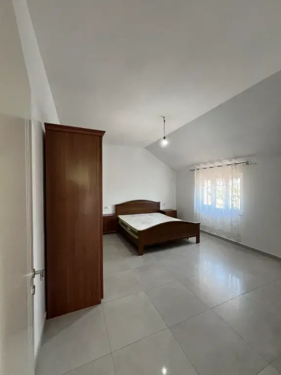 Affittasi appartamento 2+1 a Misto Mame, vicino a Cormeum Tirana, Yzberisht, Palazzi Cabej, Astir.