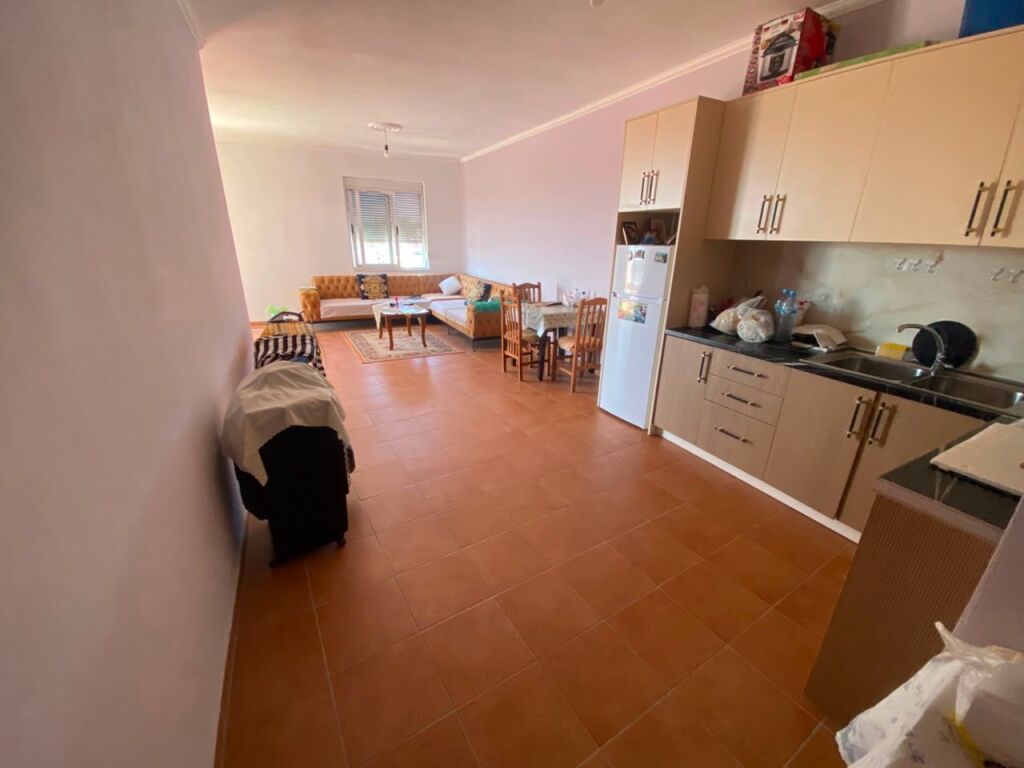Shitet Apartament 2+1+2, afer Spitalit, Durres!