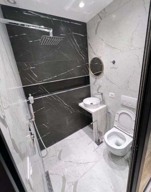 Garsionere me qira tek Komuna Parisit