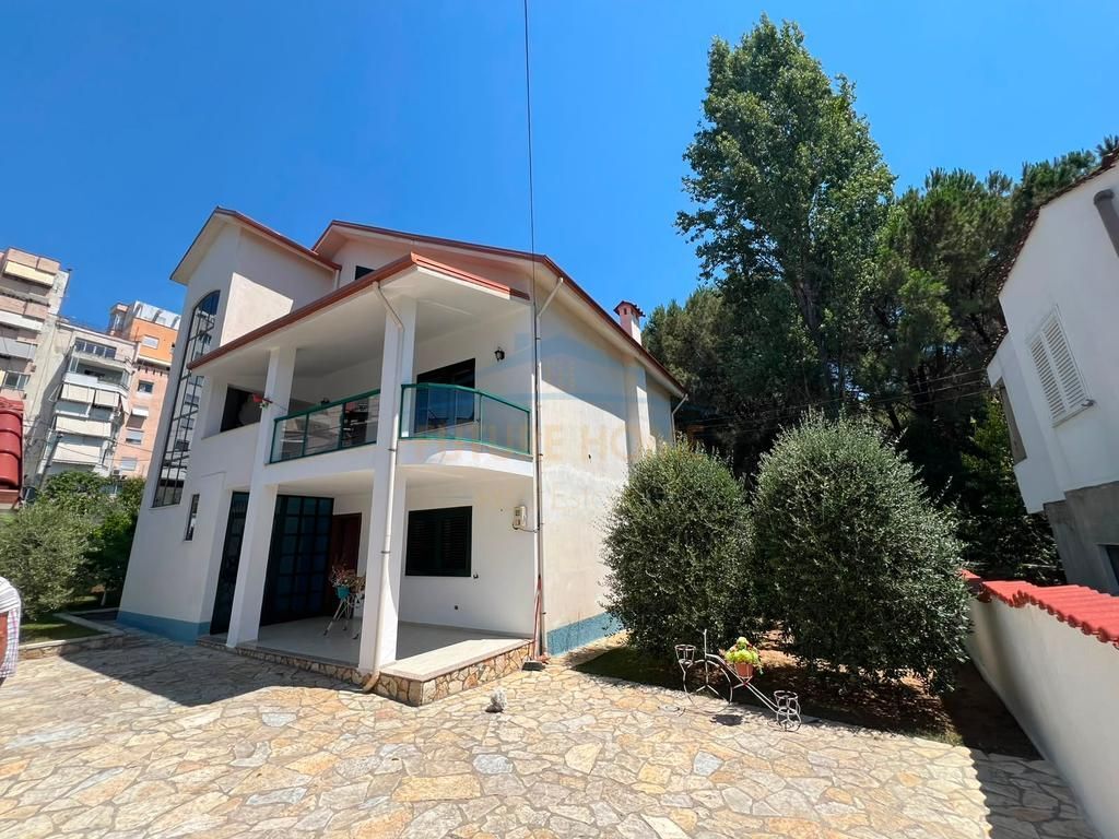 In vendita, Casa privata su 3 piani, Fresku