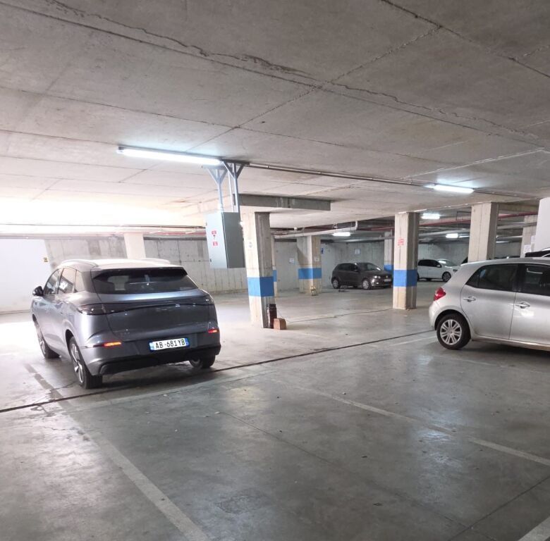 Shitet post parkingu te Mangalem 21