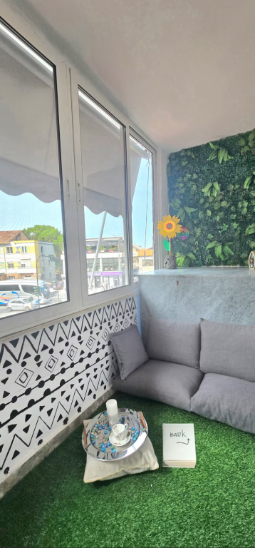 1+1 Premium pranë Shkollës së Bashkuar – Totalisht i mobiluar