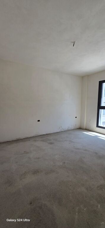 Shitet apartament 2+1+2 tualete   📍Paskuqan  Kati 2 Siperfaqe bruto 108.2 m Siperfaqe neto 94.1 m Orientimi: Veri Lindje  Cmimi 1150 euro /m