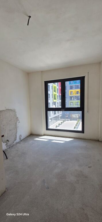 Shitet apartament 2+1+2 tualete   📍Paskuqan  Kati 2 Siperfaqe bruto 108.2 m Siperfaqe neto 94.1 m Orientimi: Veri Lindje  Cmimi 1150 euro /m
