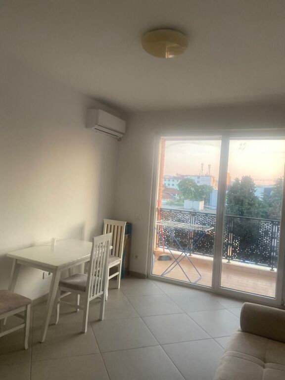 Rruga e Dibrës, pranë Ministrisë së Mbrojtjes, jepet me qira apartament 1+1+parkim, 500 Euro
