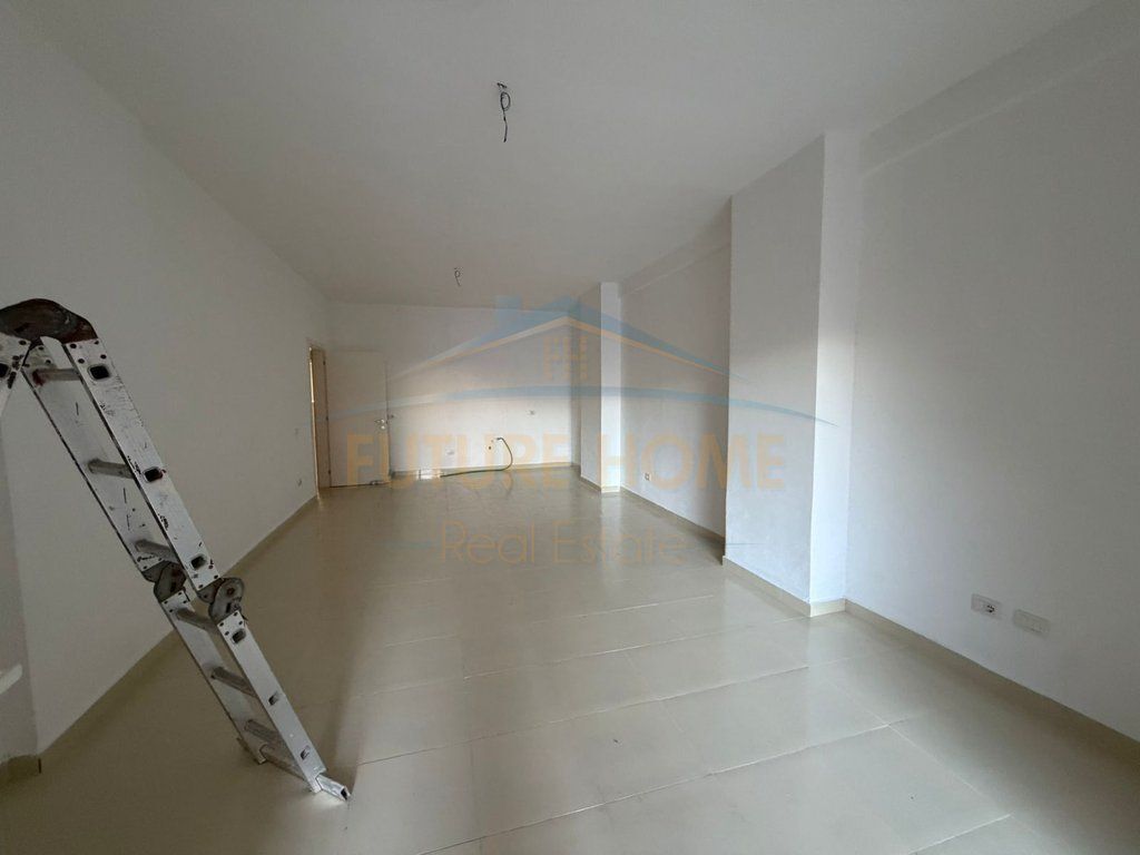 Shitet Apartament 2+1,Ish Urt-ja,Durres