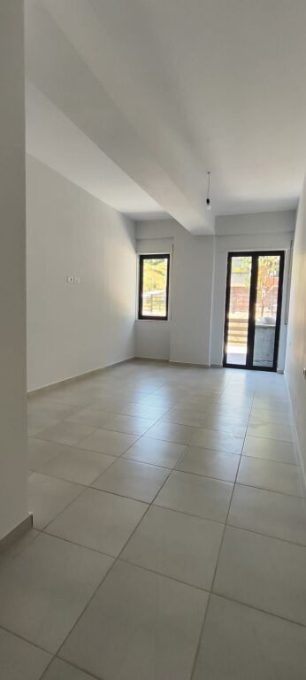 Apartment 1+1 + Veranda for Sale – Kodra e Diellit 📍 Located inside the Kodra e Diellit complex, at the extension of Kodra e Diellit 1. 📐 Gross area: 115 m² 📐 Net area: 97 m² 💶 Price: 170,000 € (1,478 €/m²) ✨ Details: ✔️ Typology 1+1 + veranda ✔️ Floor 0 ✔️ Sold empty ✔️ With ownership certificate (Registry) ✔️ Financing options with credit
