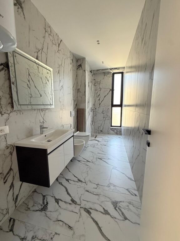 APARTAMENT 2+1 + PARKIM PER SHITJE TE RRUGA JORDAN MISJA