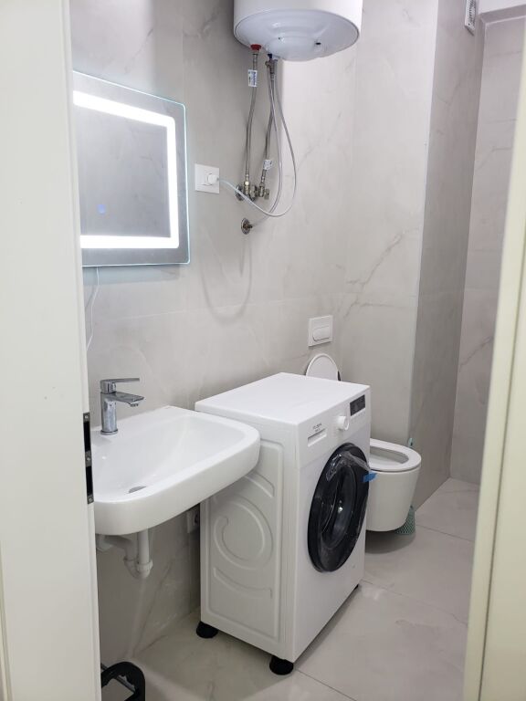 Jepet me qera apartament  1+1 + parking  Ali Dem tek Kompleksi Kadiu 2 Kati 2 ( e mobiluar)  Çmimi 45.000 lek