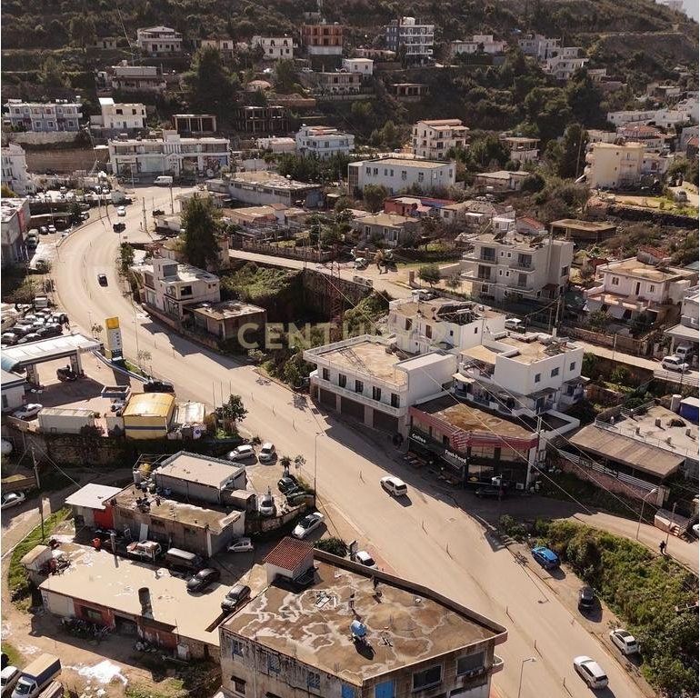 Në shitje – Godinë 3-katëshe në hyrje të Sarandës - 1km nga qendra !