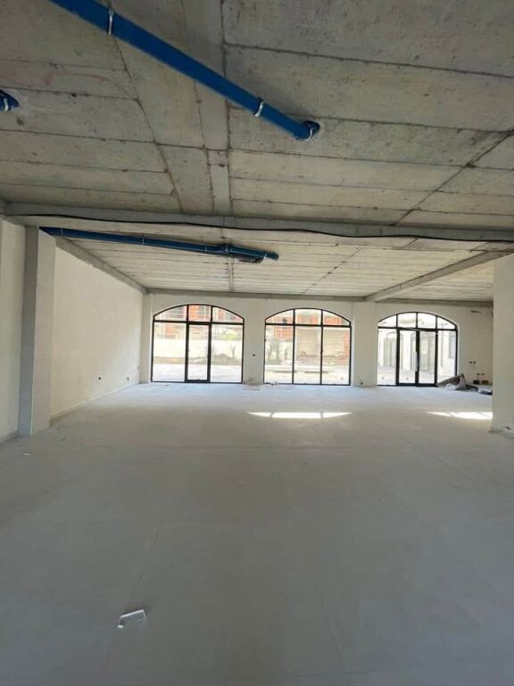 JEPET ME QERA AMBIENT KOMERCIAL 550m²– KAMEZ
