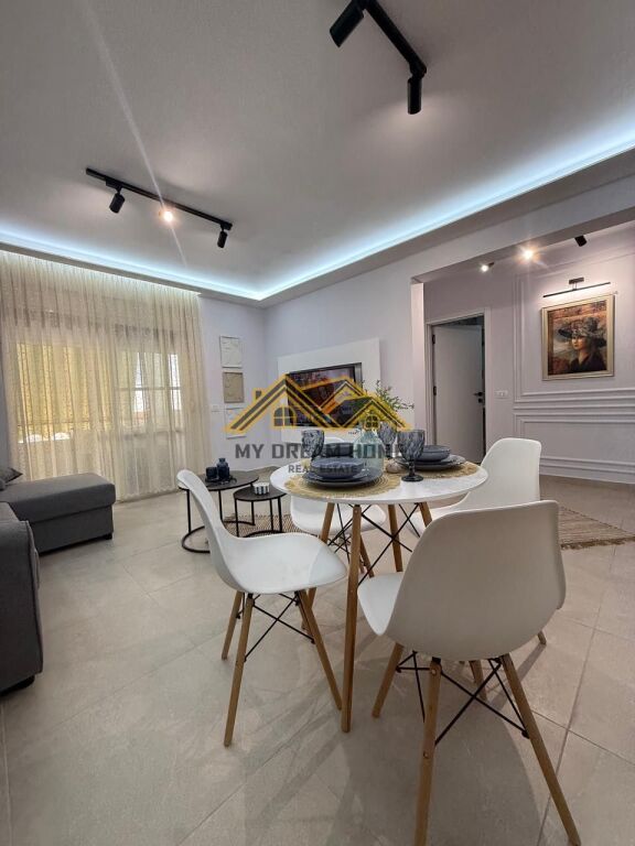 Appartamento in vendita a Shkembi i Kavajes con vista mare prima linea