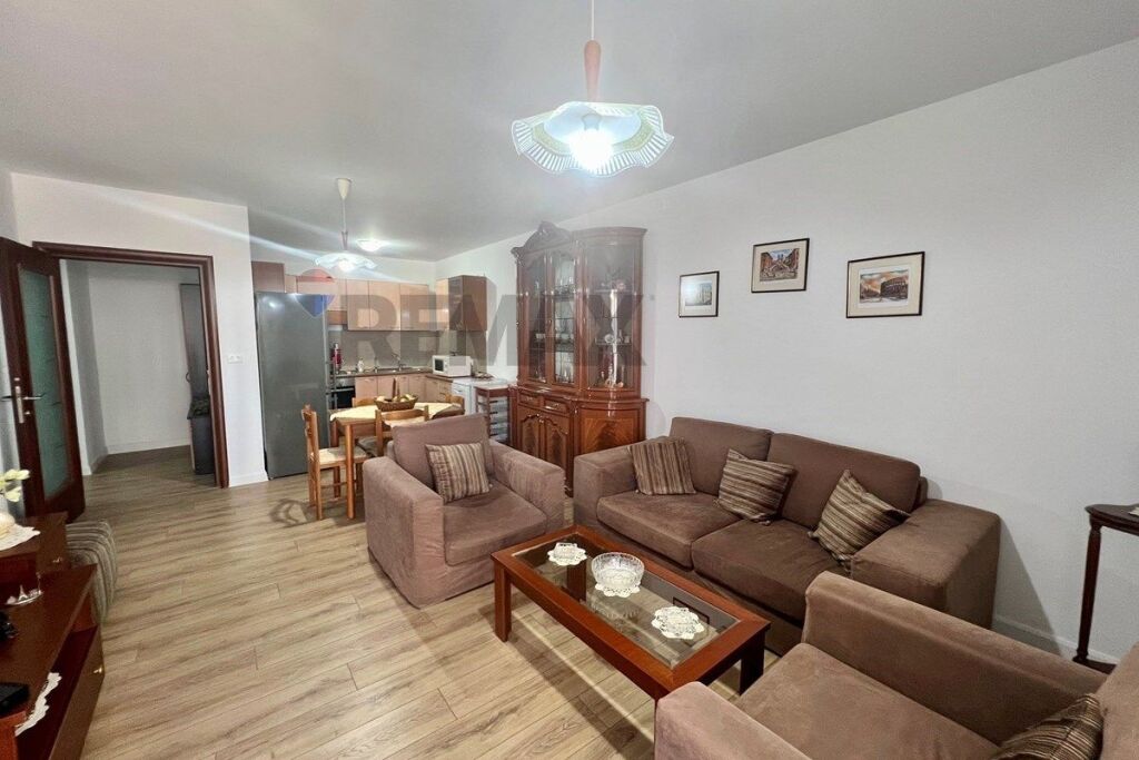 Appartamento 2+1 in affitto a Komuna e Parisit
