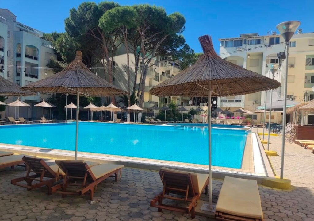 🌊 Apartament në shitje – Kompleksi Kalterisa, Mali i Robit, Golem 110.000 Euro