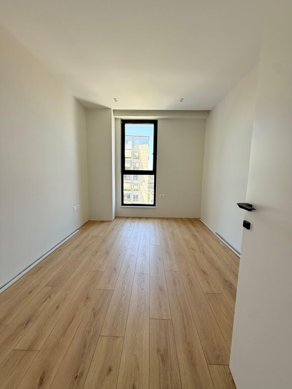 Apartament 2+1 + post parkimi per shitje tek rruga Jordan Misja