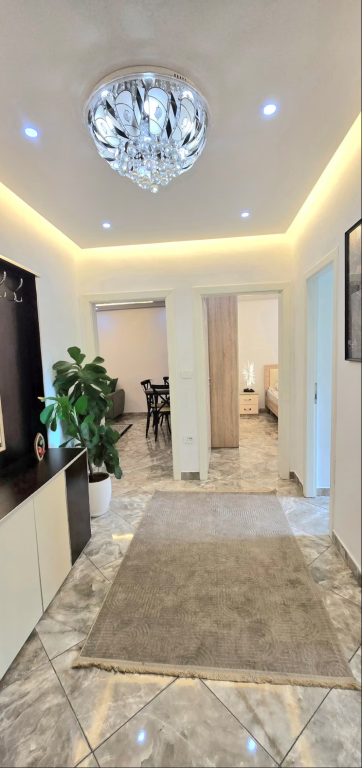 1+1 Premium pranë Shkollës së Bashkuar – Totalisht i mobiluar