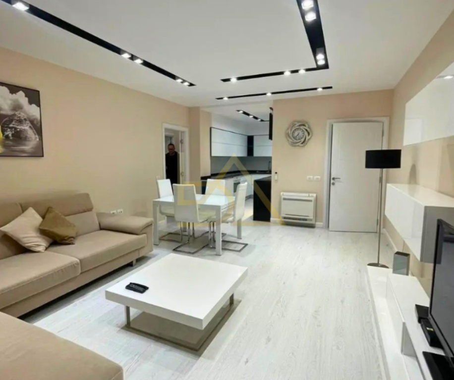 Appartamento 3+1+2 con 2 Posti Auto in Affitto – Residenza Nova, Collina del Sole, Tirana