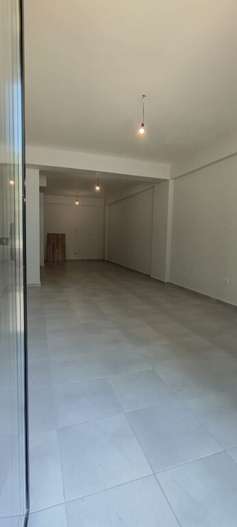 Apartment 1+1 + Veranda for Sale – Kodra e Diellit 📍 Located inside the Kodra e Diellit complex, at the extension of Kodra e Diellit 1. 📐 Gross area: 115 m² 📐 Net area: 97 m² 💶 Price: 170,000 € (1,478 €/m²) ✨ Details: ✔️ Typology 1+1 + veranda ✔️ Floor 0 ✔️ Sold empty ✔️ With ownership certificate (Registry) ✔️ Financing options with credit