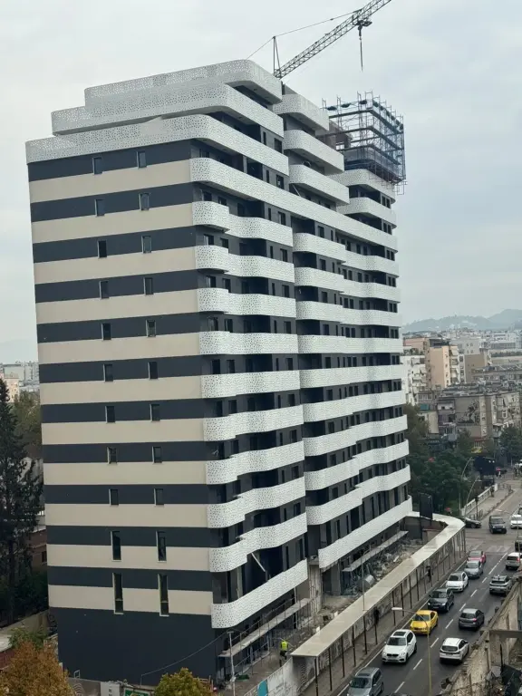 Shitet apartament tek corner residence 3+1