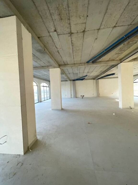 JEPET ME QERA AMBIENT KOMERCIAL 550m²– KAMEZ