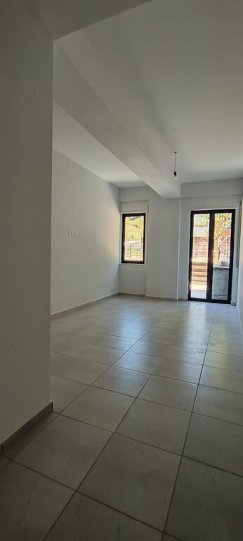Apartment 1+1 + Veranda for Sale – Kodra e Diellit 📍 Located inside the Kodra e Diellit complex, at the extension of Kodra e Diellit 1. 📐 Gross area: 115 m² 📐 Net area: 97 m² 💶 Price: 170,000 € (1,478 €/m²) ✨ Details: ✔️ Typology 1+1 + veranda ✔️ Floor 0 ✔️ Sold empty ✔️ With ownership certificate (Registry) ✔️ Financing options with credit