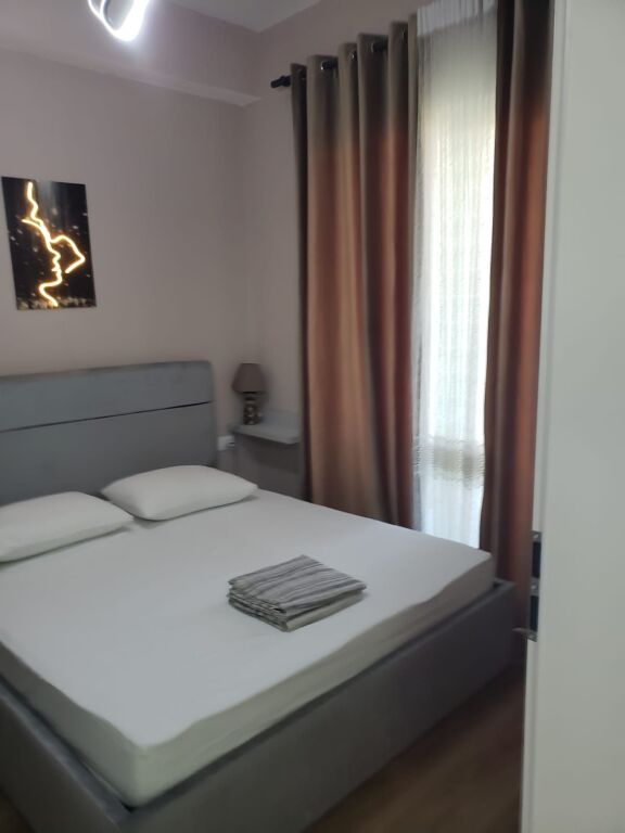 Jepet me qera apartament  1+1 + parking  Ali Dem tek Kompleksi Kadiu 2 Kati 2 ( e mobiluar)  Çmimi 45.000 lek