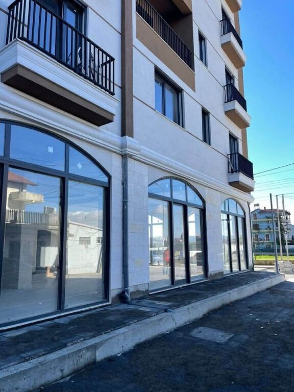 JEPET ME QERA AMBIENT KOMERCIAL 550m²– KAMEZ