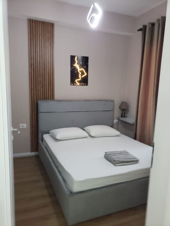 Jepet me qera apartament  1+1 + parking  Ali Dem tek Kompleksi Kadiu 2 Kati 2 ( e mobiluar)  Çmimi 45.000 lek
